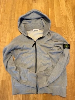 Stone Island Zip Hoodie - Fynda en fet Stone Island Zip Hoodie. Skick: 8/10 Självklart äkta. Observera att den även passar M.