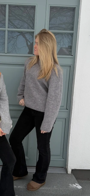 Grå stickad tröja - Mysig grå stickad tröja med rund hals och långa ärmar. Perfekt för kyliga dagar och enkel att styla med jeans eller kjol nu i vinter.