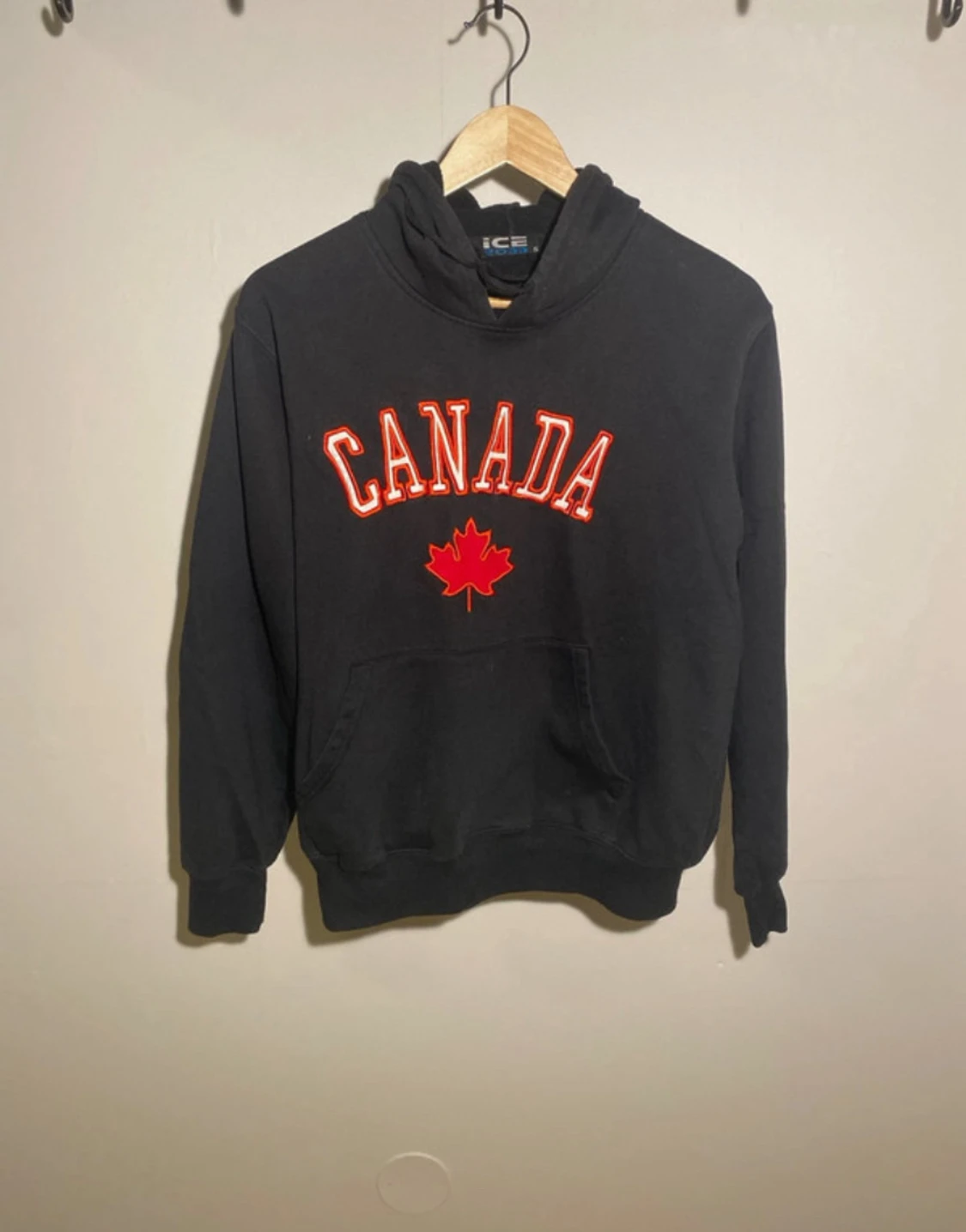 Svart hoodie med Canada-tryck