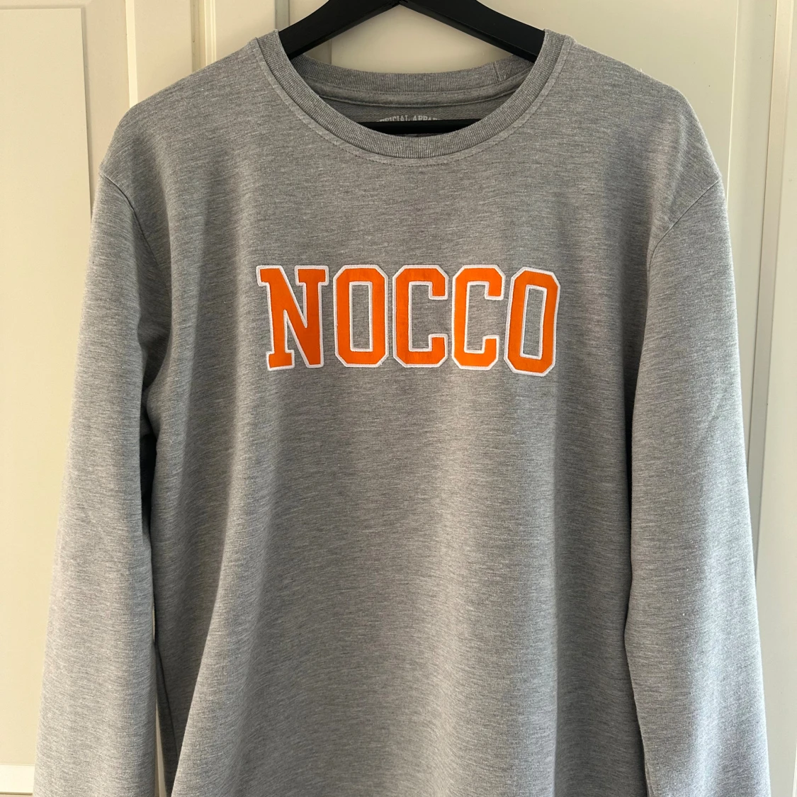 Grå NOCCO sweatshirt med orange tryck