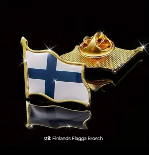Finlands flagga pin i gulmetall - Snygg brosch i form av Finlands flagga med blått kors på vit bakgrund och guldfärgad kant. Perfekt att fästa på kavajen, väskan eller jackan för att visa din finska stolthet. Broschen är liten och diskret, ca 2x1,8 cm, med klassisk nål på baksidan. 