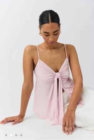 Linnetopp med knyt  - Supersöt ljusrosa linnetopp från Gina som inte kommer till användning längre🩷