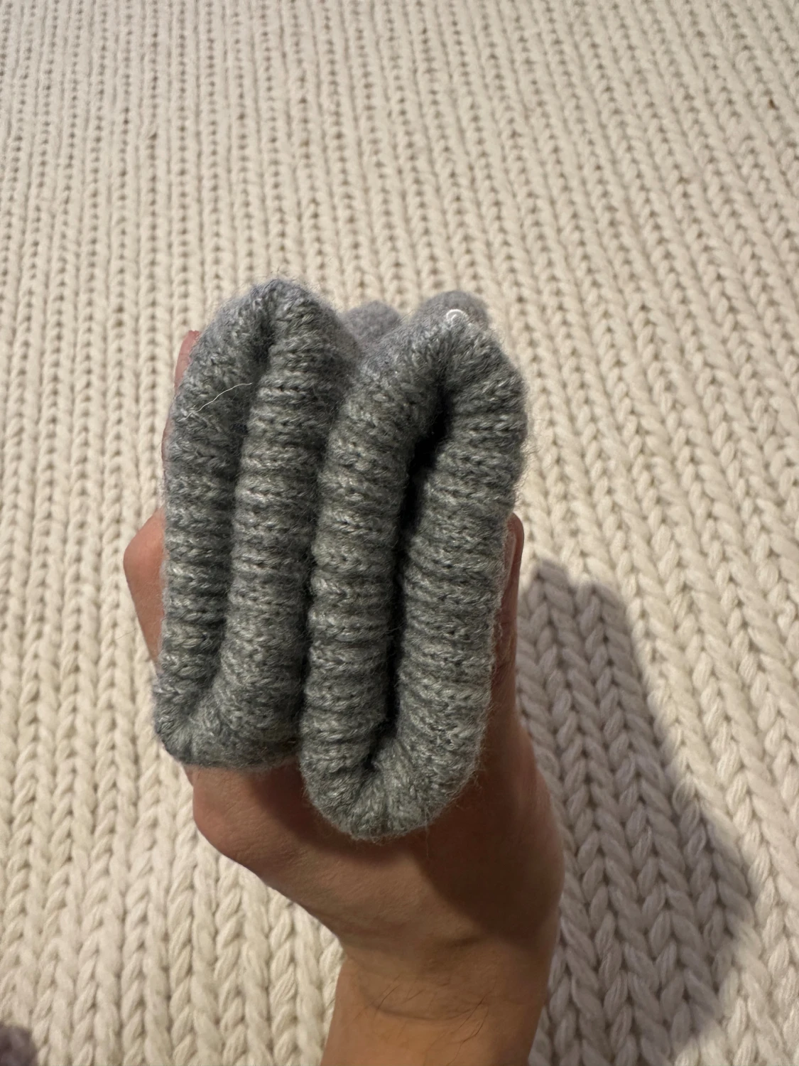 Grå stickade vantar  - 2