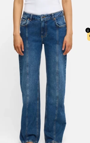 Blå wide jeans med hög midja - Snygga blå jeans med breda ben och hög midja. Klassisk femficksmodell med tydliga sömmar längs benen och läderpatch baktill. Jeansen har en loose passform och är tillverkade i slitstarkt denimtyg.
