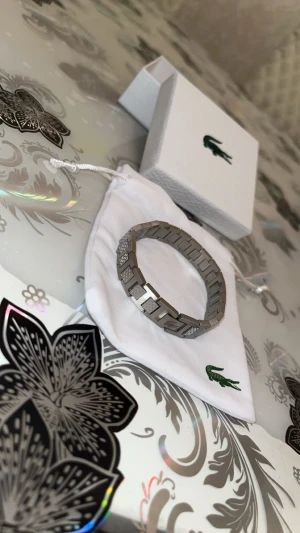 Lacoste armband  - Oanvänd. Allt i bilden ingår. Pris går att diskuteras vid snabb affär
