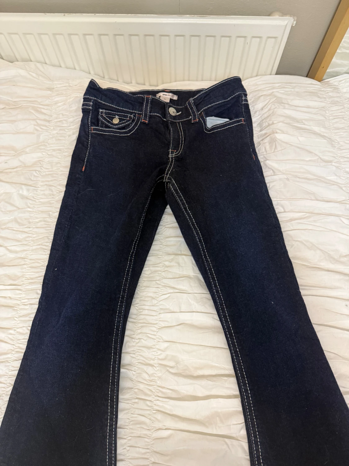 Mörkblå bootcut jeans med vita sömmar - Gina Young 