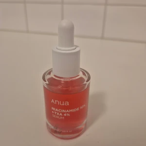 Anua Niacinamide - Anua Niacinamide helt oöppnad/förseglad förpackning. (Flaskan är min egen som jag använder)