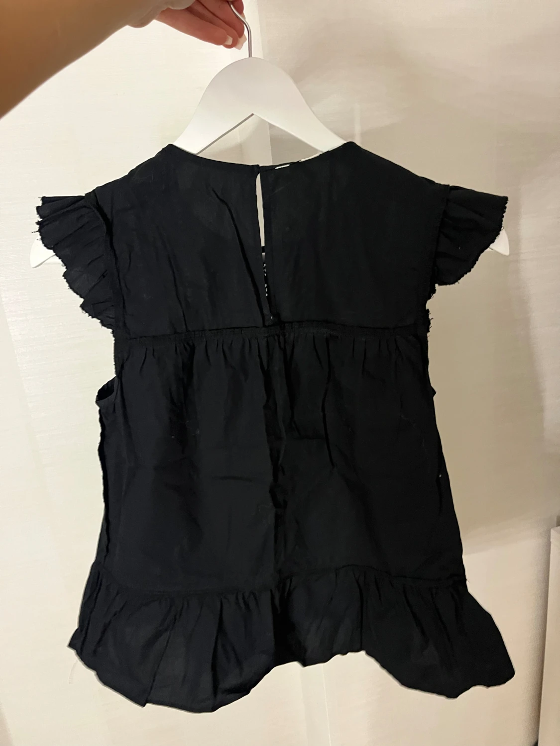 Svart blus med spets och volang - 2