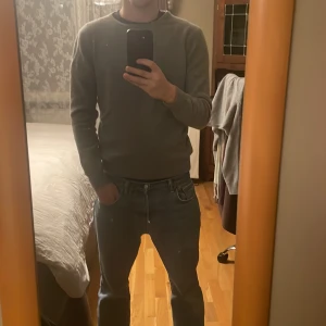 Merinoull tröja - Säljer en stilren grå tröja i extra fin merinoull. Supermjuk och skön känsla tack vare italienskt garn. Den är storlek S eller en liten storlek M.