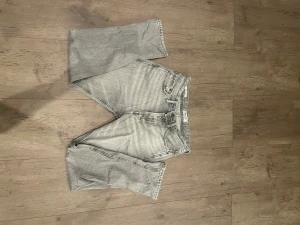 Jack and Jones ljusgrå jeans Loose 27/30 - Säljer ett par ljusgråa Jack and Jones jeans i storlek 27/30 och loose fit. Har använts rätt så mycket och dom är riktigt sköna. Köptes för runt 700 kr så mitt pris är 170 kr!