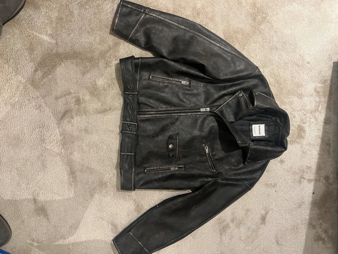 Svart skinnjacka från Bershka