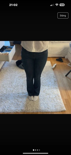 Lee Bonnie blå jeans W29 L31 - Snygga mörkblå jeans från Lee, modell Bonnie. Klassisk femficksdesign med raka ben/bootcut och normal passform. Jeansen har en medel midja och är tillverkade i slitstarkt bomullsmaterial med dragkedja och knapp framtill. Vid snabb affär kan priset diskuteras🌺💞
