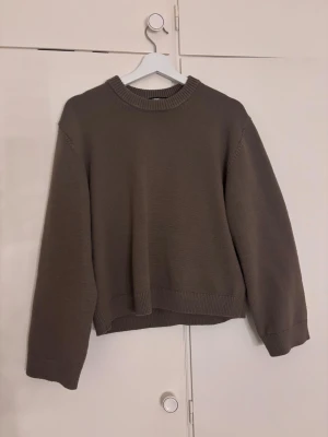 Brun stickad tröja från Gina Tricot - Använd fåtal gånger, i jätte bra skick förutom att den är lite luddig i ryggen men inget man tänker på, sista bilden!