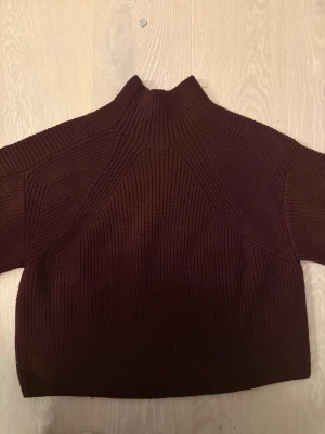 Stickad tröja  - Så snygg ribbad tröja! 