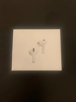 Apple AirPods 3 (oöppnad med garanti)  - Säljer ett par AirPods Pro 3 som jag fick som födelsedagspresent och säljer för jag redan har ett par hörlurar. Kollat upp att serienumret är äkta med AppleCare+ garanti  AirPods Pro 3 med trådlöst laddningsetui. Kompatibel med USB-C, Apple Watch, MagSafe och Qi-certifierade laddare. USB-C-kabel säljs separat.  Serie Nummer: CP9Y37F7YH