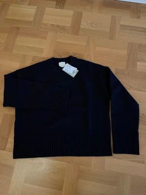 Mörkblå  stickad tröja från H&M, S och en M  - Blå  stickade tröjor  från H&M i storlek S och en i M. (150:- st) Tröjan har rund halsringning, breda ribbade muddar vid ärmslut och nederkant. Tillverkad av 50% återvunnen polyester och 14% återvunnen polyamid. Enkel och stilren modell som passar perfekt till höst och vinter.