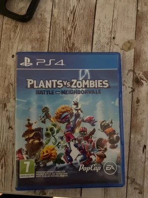 Plants vs. Zombies: Battle for Neighborville (PS4) - Plants vs. Zombies: Battle for Neighborville till PS4. Komplett med fodral och skiva i fint skick. Ett roligt och färgstarkt actionspel för 1-2 spelare, perfekt för familjen. Kräver internetanslutning för onlinefunktioner. PEGI 7.
