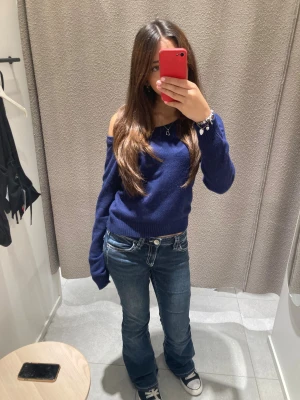Blå off shoulder tröja💙 - En skön blå off shoulder tröja perfekt för vintern.