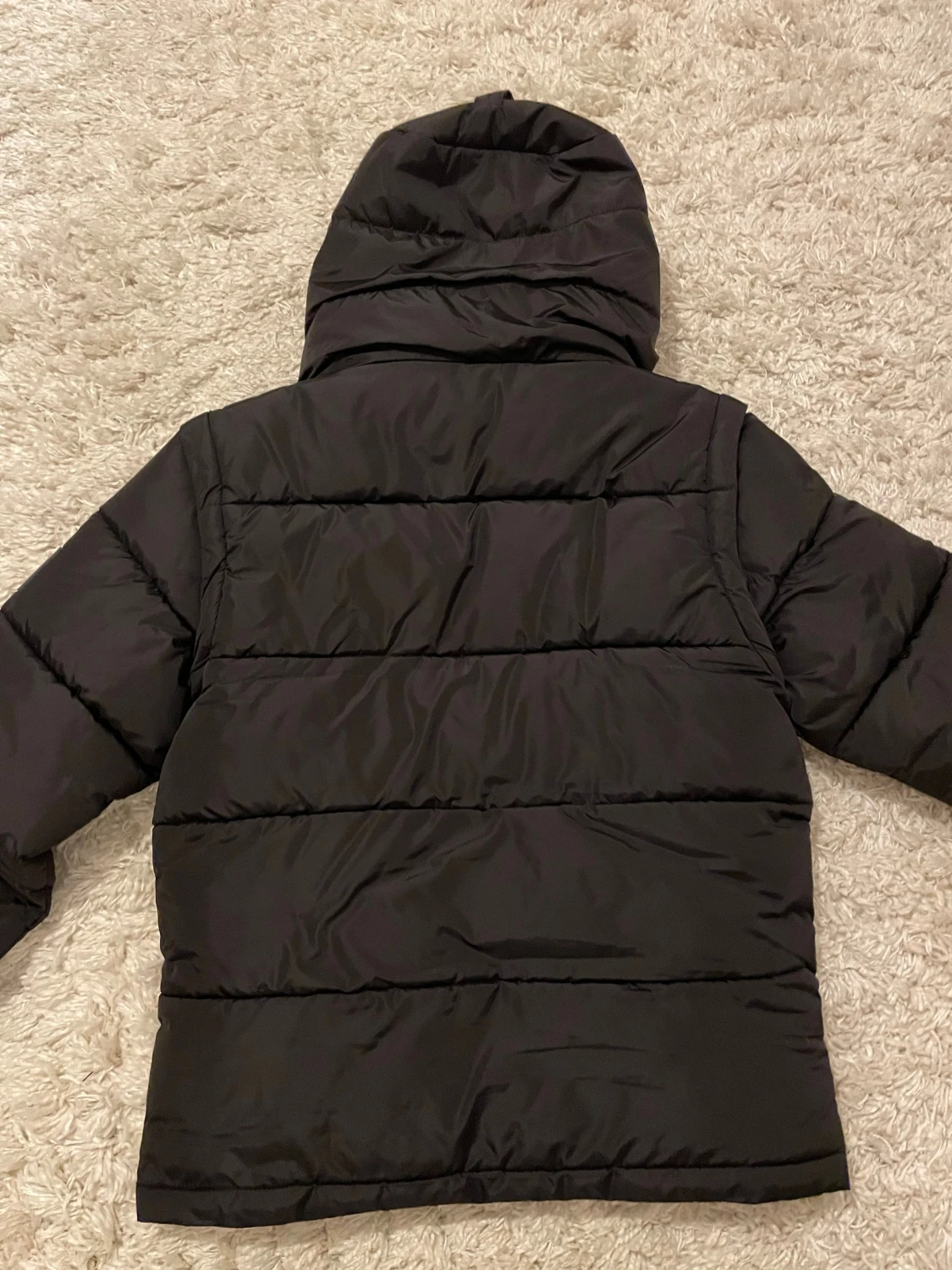 Svart pufferjacka med avtagbara ärmar - 1