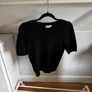 Svart stickad T-shirt  - Svart stickad T-shirt från hm