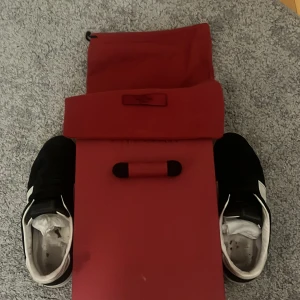 Valentino Garavani svartvita sneakers - Säljer ett par snygga Valentino Garavani sneakers i svart och vitt med coola nitar på hälen och kamouflagemönstrad sula. Skorna har klassisk snörning och är tillverkade i skinn och syntet. Kommer med originalkartong och dustbag. Passar även folk som har storlek 37. och så kan man byta sulor för dem sulorna som är i är ganska tjocka.