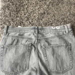 Dondup jeans - Snygga grå jeans från Dondup, modell ICON Regular Fit. Klassisk femficksdesign, raka ben och normal passform. Tillverkade i mjukt jeanstyg med bälteshällor och subtila slitningar. Perfekta för en clean och stilren look. Riktigt goa! Skick 9/10 knappt använda köpta på United Fashion