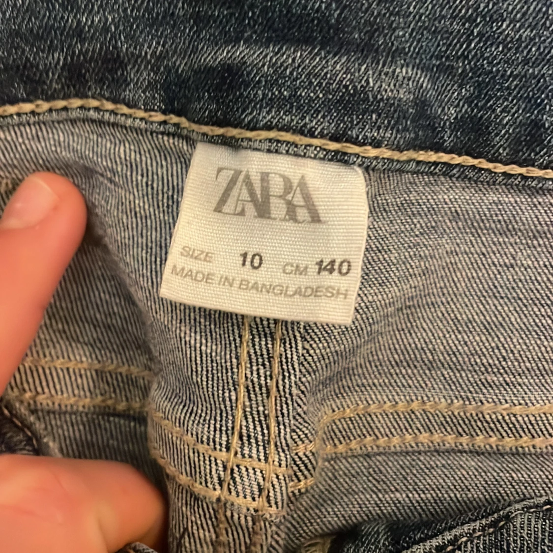 Blå slitna slim jeans från Zara - 2