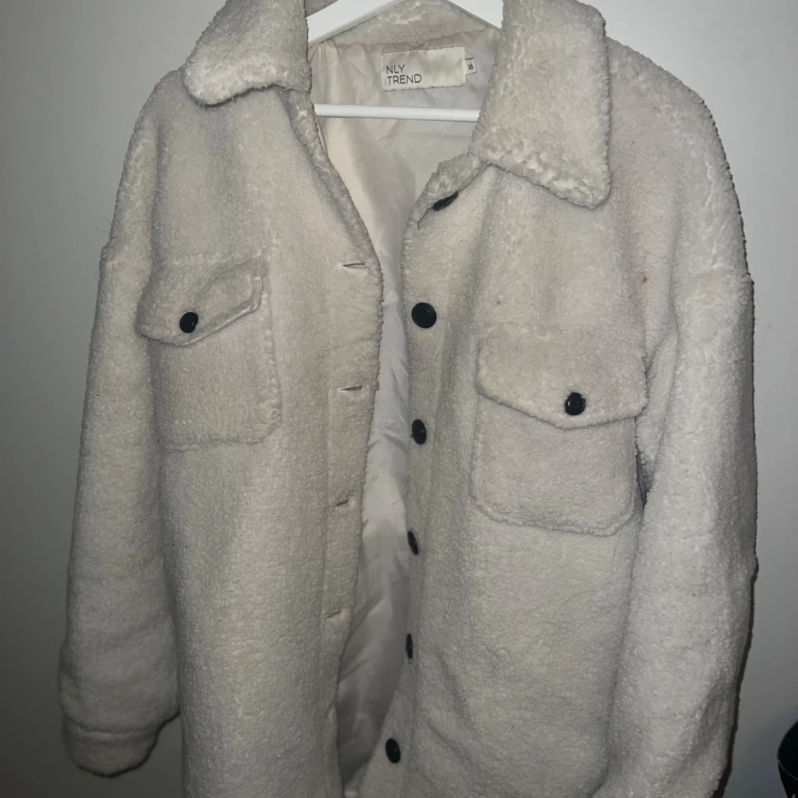 Vit teddyjacka från NLY Trend