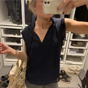 Topp - söt blå topp som kan användas till allt! pris kan diskuteras💞