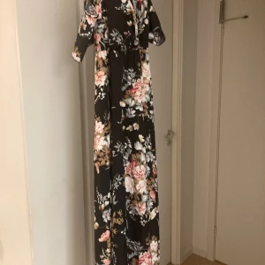 Ny klänning blommig  - Vacker blommig klänning str 40-44 Nyskick 