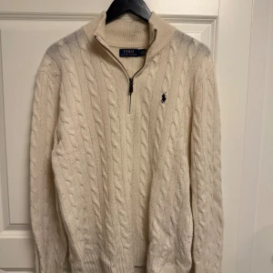 Kabelstickad Polo Ralph Lauren tröja - Kabelstickad polo Ralph lauren tröja med krage i storlek M 