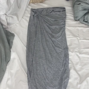 Grå lång kjol - Grå lång kjol med en underkjol och slitt
