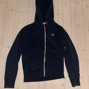 !LÅGT PRIS! Maison Kitsuné - Denna zip hoodie är från märket Maison Kitsuné och är väldigt skön speciellt när det börjar bli kallare. Tröjan är i väldigt bra skick och är i storleken S. Nypris ~1400 mitt pris 599