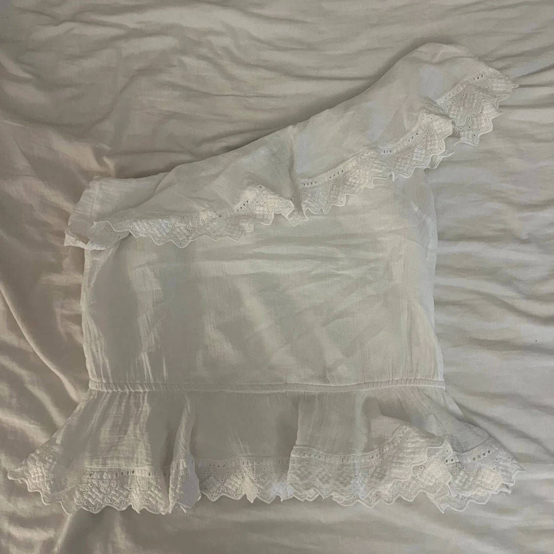 oneshoulder volangtopp