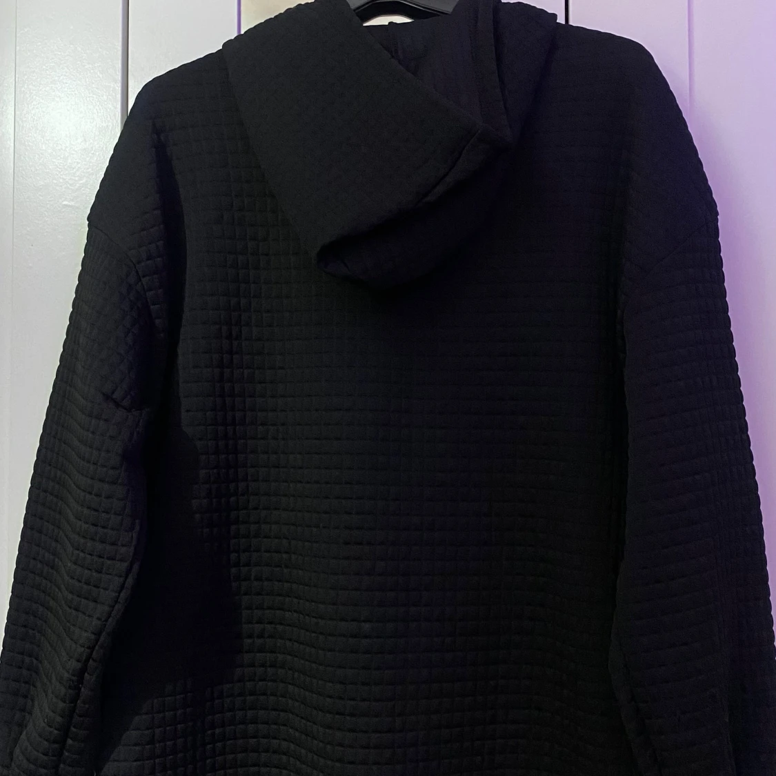 Svart quiltad hoodie från SHEIN - 4