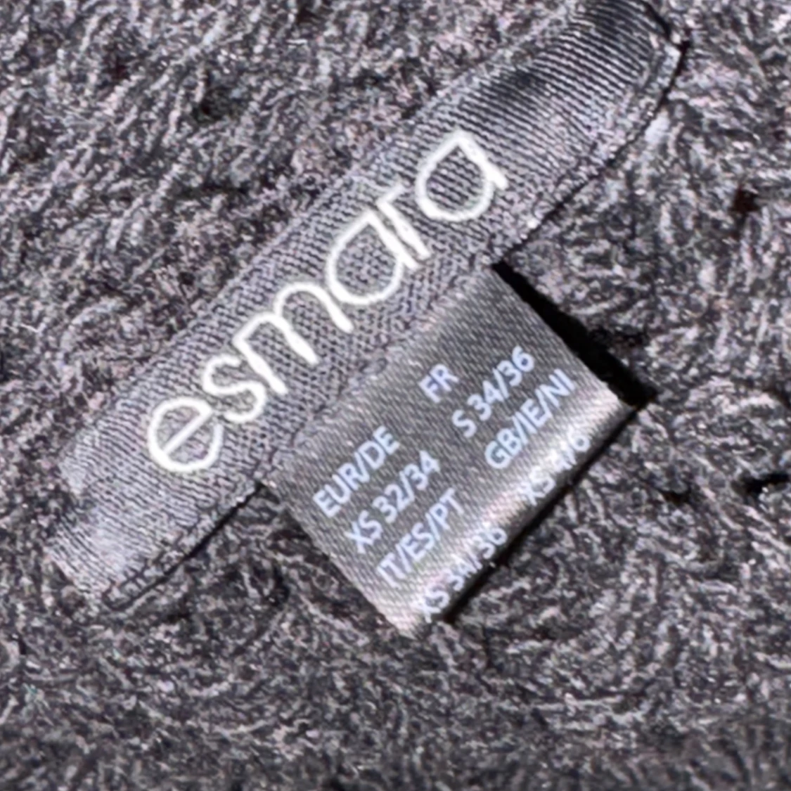 Svart stickad kofta med knappar - 4