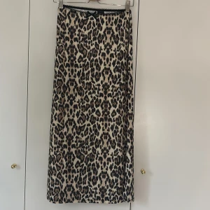 Leopardmönstrad långkjol Gina Tricot - En långkjol i leopardmönster från Gina tricot 💗