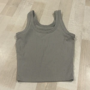 Topp - Säljer denna jättefina toppen som tyvärr är för liten för mig och lite knopprig. Men om man andvänder en noppborttagare så kommer inte tröjan att vara knopprig!