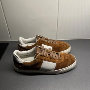 Flycrew  - Säljer nu ett par flycrew i storlek 41 men passar 42 då de är stora i storlek. Skorna är beige/bruna och är i bra skick. Endast en nit har lossnat. Kommer med dustbag.