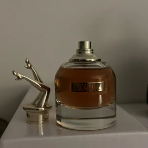 Scandal parfym. - I princip helt ny scandal parfym, användning syns på bilden. Förpackning saknas. Nypris brukar vara runt 1269. Parfymen är helt funktionell. 50ml. 