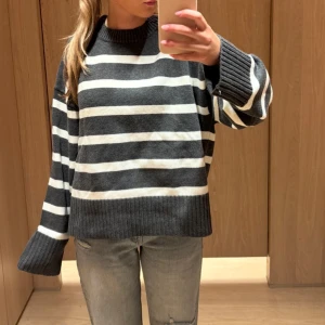 Randig svartvit stickad tröja - Säljer en oversized stickad tröja med breda svarta och vita ränder. Knappt använd