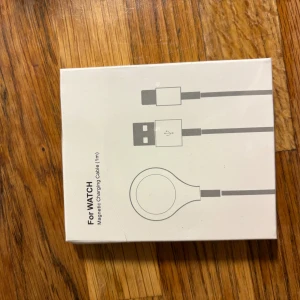 Magnetic Charging Cable for Watch (1m) - Magnetisk laddningskabel för smartklocka, 1 meter lång. Passar de flesta smarta klockor med magnetisk laddning. Produkten är ny i oöppnad förpackning och levereras komplett. Perfekt som extra laddare hemma eller på jobbet.