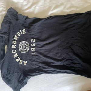 Blå T-shirt  - Blå T-shirt 