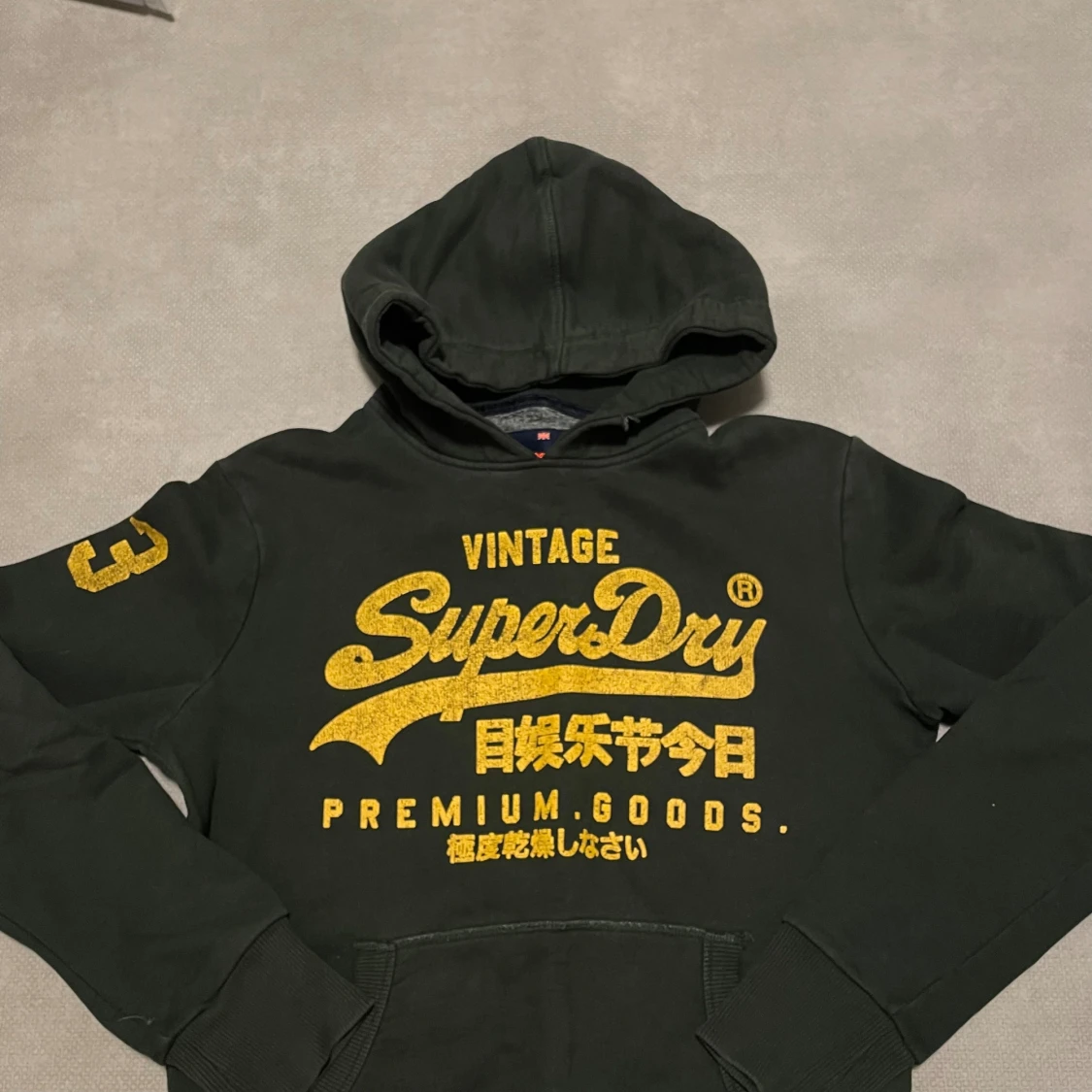 Grön Hoodie Superdry med gul print - 1