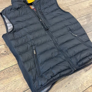 Svart parajumpers väst - Tjena! Säljer en sjukt snygg parajumpersväst med perfekt passform! Perfekt nu till hösten. 🍁🍂 är storlek (Y-M) =S😀 hör av er vid funderingar eller frågor, priset är ej hugget i sten!😀🙌🤝