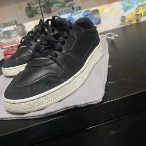 Arigatos skor - Tja säljer ett par arigatos som är bra skicka de är båda för killar och tjejer jag reckomdera det är vinter skor för de är sköna och varma