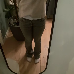 Grå jeans från Gina Tricot, bootcut - Säljer ett par grå jeans från Gina Tricot i storlek 158. Jeansen har bootcut-modell med normal passform och klassisk femficksdesign. Perfekta för dig! 