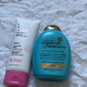 b.tan plump up the bronze lotion - Plump up the bronze är en gradvis brun utan sol-lotion med koffein, guarana och hyaluronsyra. Ger en naturlig solkysst ton till kroppen. Vegansk och cruelty free. Kommer i en vit tub med rosa detaljer.