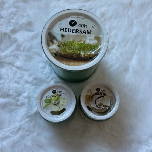 IKEA HEDERSAM, LÖVSKOGSLUND & JÄMLIK Doftljus - Set med tre doftljus från IKEA: HEDERSAM (40h), LÖVSKOGSLUND (12h) och JÄMLIK (12h). Alla ljus är i glasburk och ser oanvända ut med plasten kvar. Fräscha dofter och snygg design, perfekt för hemmet eller som present.