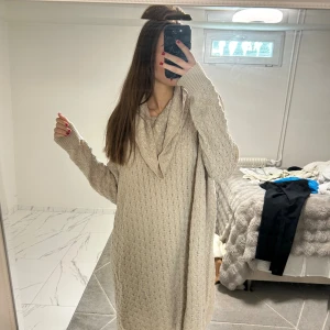 Beige stickad klänning från H&M - Mysig beige stickad klänning från H&M med oversized passform och lång ärm. Klänningen har ett snyggt stickat mönster och en bred, avslappnad krage. Perfekt för dig som gillar en chill och comfy stil under kyligare dagar. Passar bra till S och m också det blir en väldigt mysig oversized look ❤️